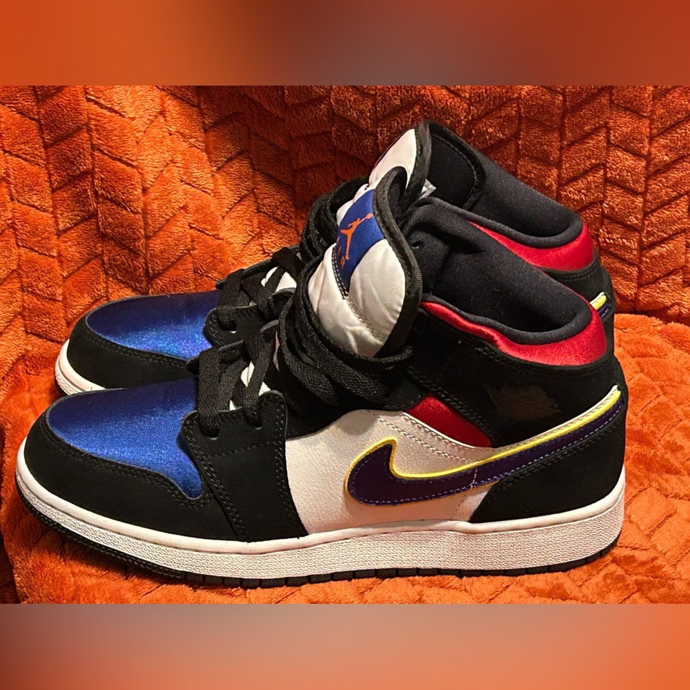 🔥🔥JORDAN 1 MID GS ‘RIVALS’🔥🔥 - Picture 6 of 6
